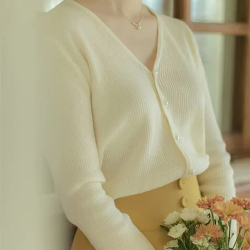 NiDELL Pearl Buckle Solid Color Gentle Long Sleeve Sweater Coat Thin . New French Style Retro V-neck Knitwear Top